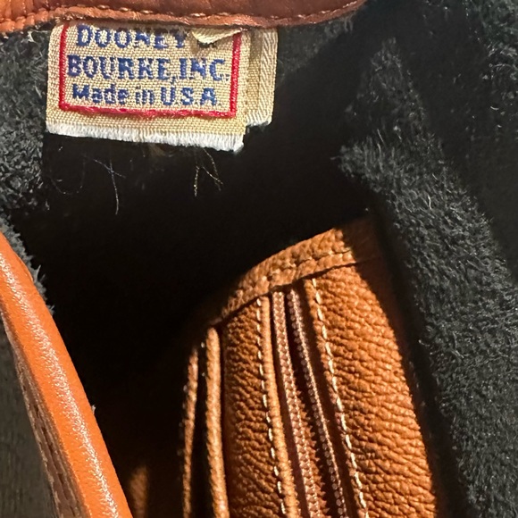 Beautiful Dooney and Bourke Vintage Black Essex Purse - Picture 3 of 16